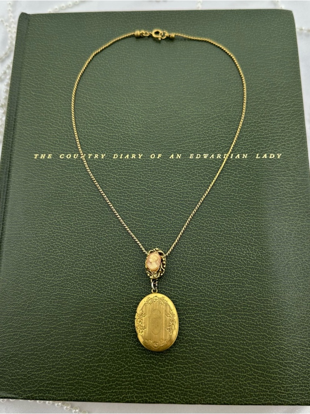 Vintage Gold Oval Locket Cameo Necklace
